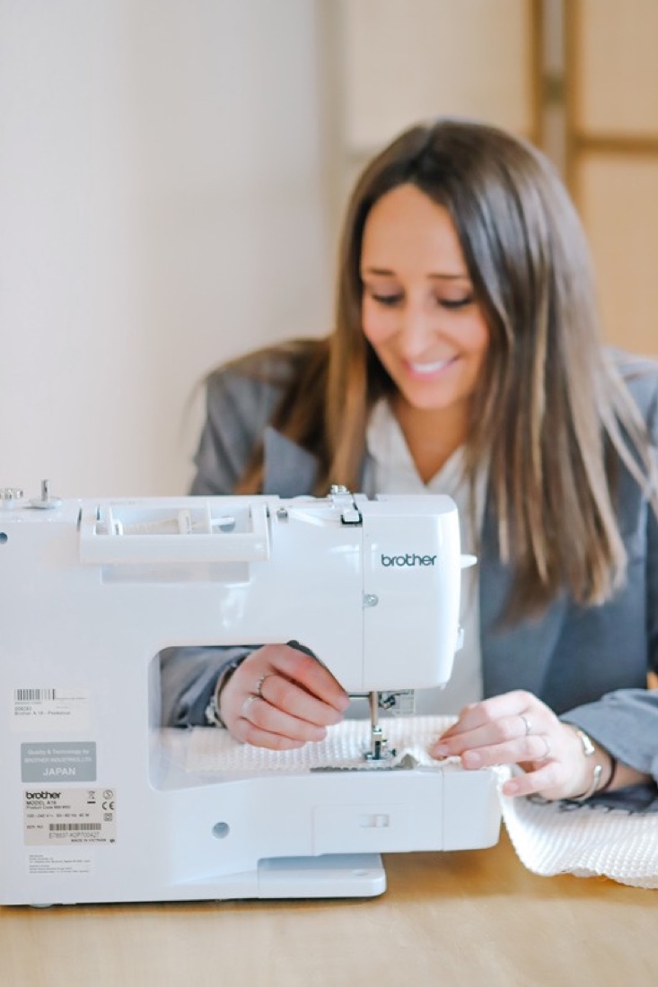 Audry aan haar borduurmachine