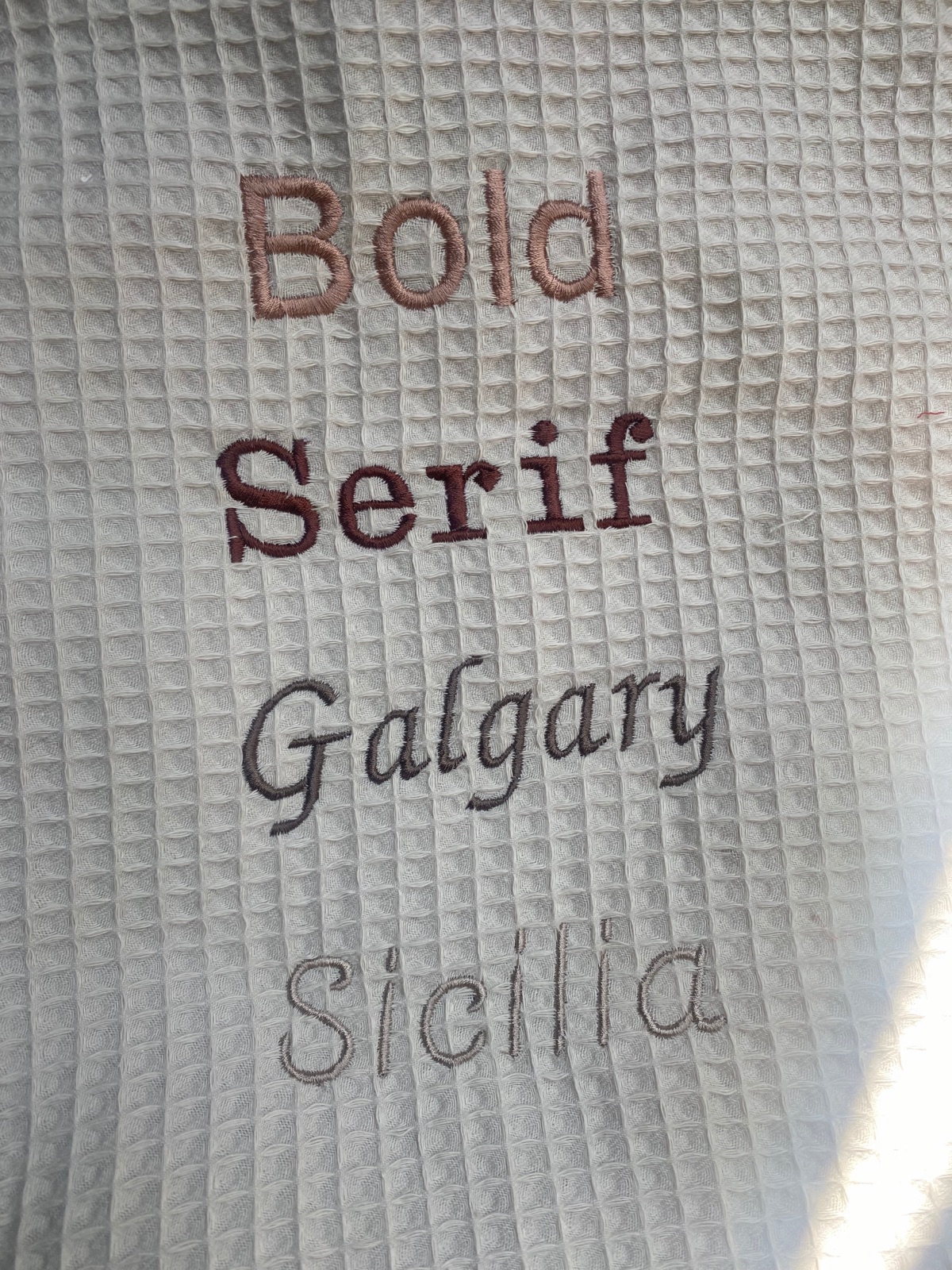 Onze vier borduurlettertypes: Bold, Serif, Galgary en Sicilia